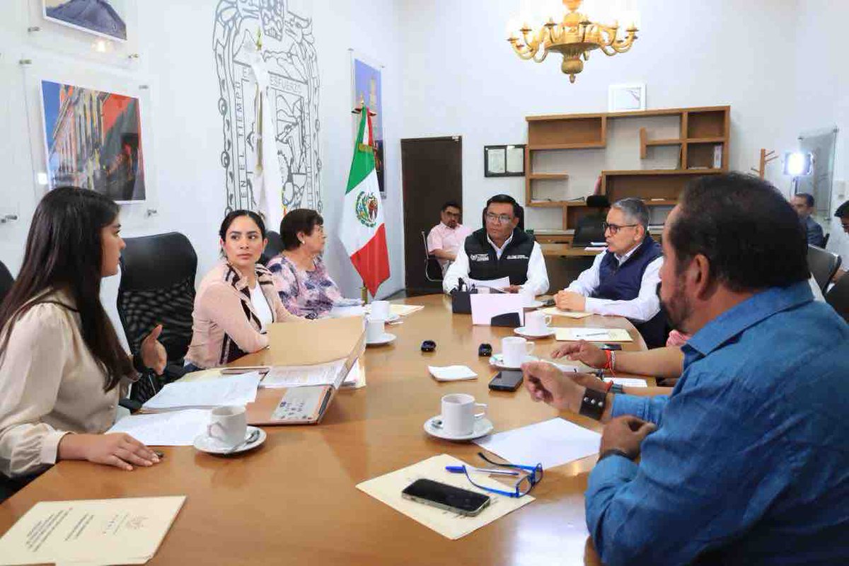 Tuve reunión de la Junta de Gobierno y Coordinación Politica, en la que analizamos ✅ los temas de mayor importancia, para los poblanos, mismos que abordaremos en Comisión permanente. 

Seguimos sumando esfuerzos para aprobar iniciativas que impulsarán 📈 el desarrollo de Puebla.