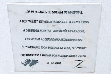 El más argentino de todos los estadounidenses 

Con 58 años Guy Williams se postulo como voluntario para ir a Malvinas, como no podía por la edad estar en el frente de batalla pidió que lo tomen como chófer. Un héroe con capa.