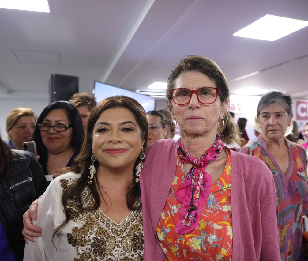 ClaraBrugadaM's tweet photo. Para que las mujeres puedan desarrollarse mejor en sus intereses y profesiones es indispensable que el gobierno tenga una política feminista que las apoye en todo momento. Me reuní con mujeres en la academia y la ciencia para hablar sobre estos temas con un panel de lujo integrado por Annie Pardo Cemo, Marta Lamas, Rosario Esteinou Madrid, @AlejandraTrejoN, Julieta Fierro, Andrea Zárate Fuentes, Alma Yovedo, Fabiola Sosa, Rosaura Ruiz Gutiérrez, @ErnestinaGodoy_, entre muchas otras que participaron en este ejercicio. 

¡#EsTiempoDeMujeres!💜🫶

#LaTransformaciónEsClara
#ClaraJefaDeGobierno