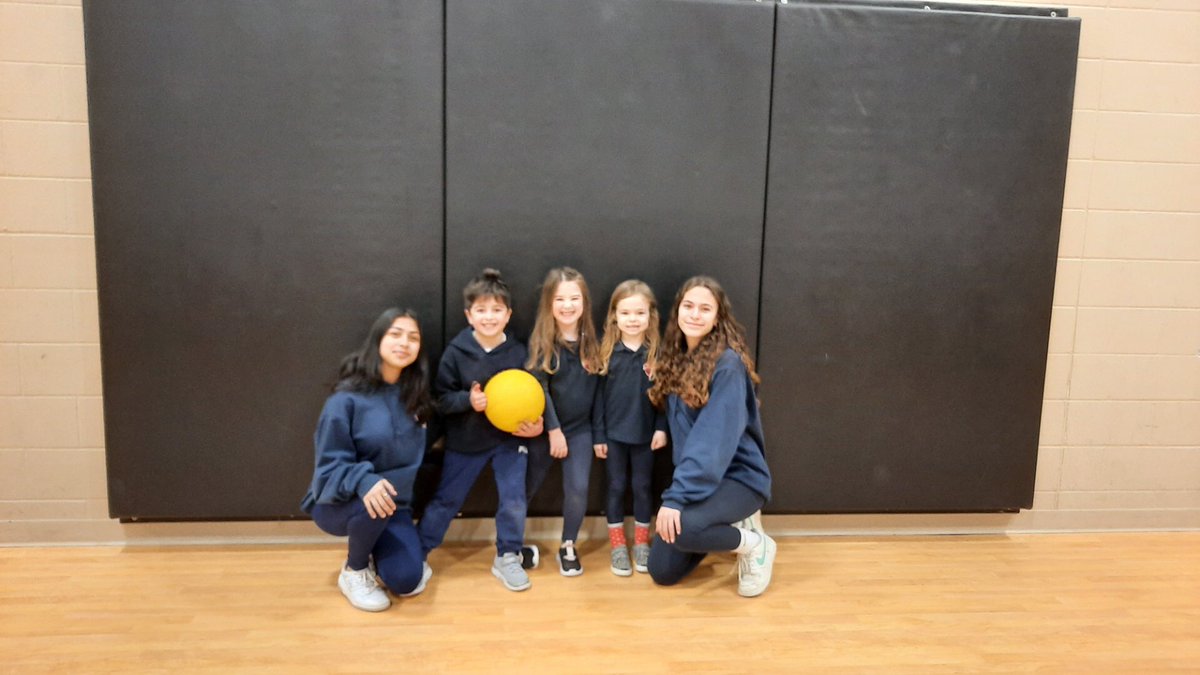 Rainy days call for gym time with the grade 8s! 🤸🏼🏃‍♂️ ⛹️‍♀️ #selfregulationandwellbeing @stanne_school