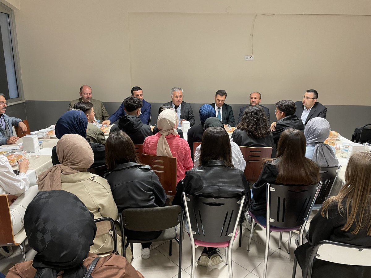 Üniversitemiz Rektör Yardımcıları, Seben İzzet Baysal Meslek Yüksekokulu öğrencileri ve personeli ile iftar programında bir araya geldi.