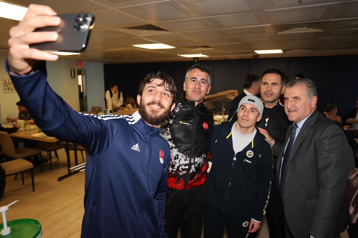 Bu akşam Türkiye Olimpiyat Hazırlık Merkezi'nde yüz akımız sporcularımızla iftar sofrasında buluştuk.

Şanlı bayrağımızı gururla dalgalandıran sporcularımızın her daim yanındayız.🇹🇷🙋🏻‍♂️
