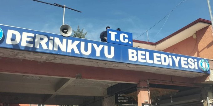 darkwebhaber's tweet photo. AK Parti’den CHP’ye geçen Nevşehir’in Derinkuyu ilçesinde belediye tabelalarına T.C. ibaresi eklendi. https://t.co/fR8N3YmjZ9