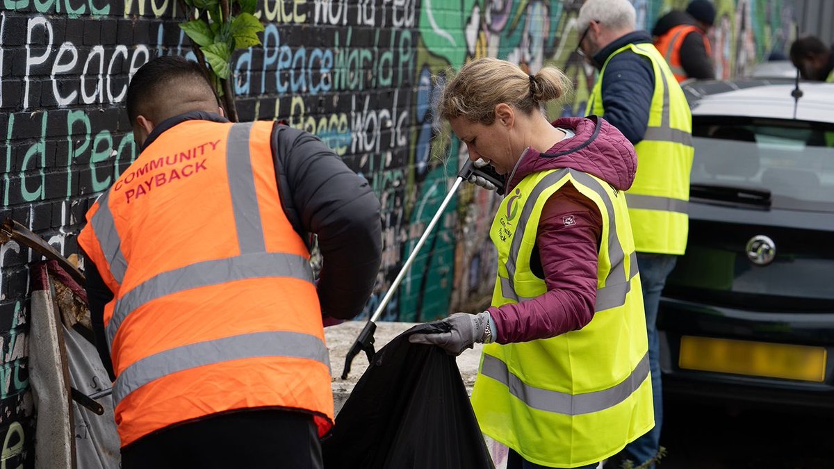 Visiting a Community Payback project with @hmpps senior leaders. We got stuck in with the team who’ve been painting,gardening &a general tidy up,improving &giving back to their local community.. Thanks for having us @LondonPS_CP &your work to protect the public&reduce reoffending