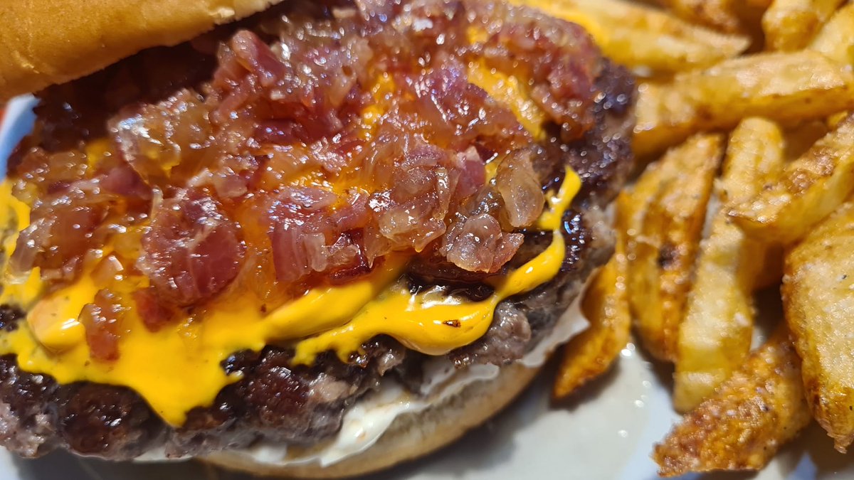 CafeBarMega's tweet photo. Esta es la #hamburguesadelasemana y es una pasada.

-Hamburguesa de ternera.
-Mayonesa ahumada.
-Salsa cheddar.
-Mermelada de bacon casera.

 #venalmega #pidealmega #burger #hamburguesadelasemana #hamburguesa #sevillahoy #almadegordo #foodporn https://t.co/CXd3hAS9AY