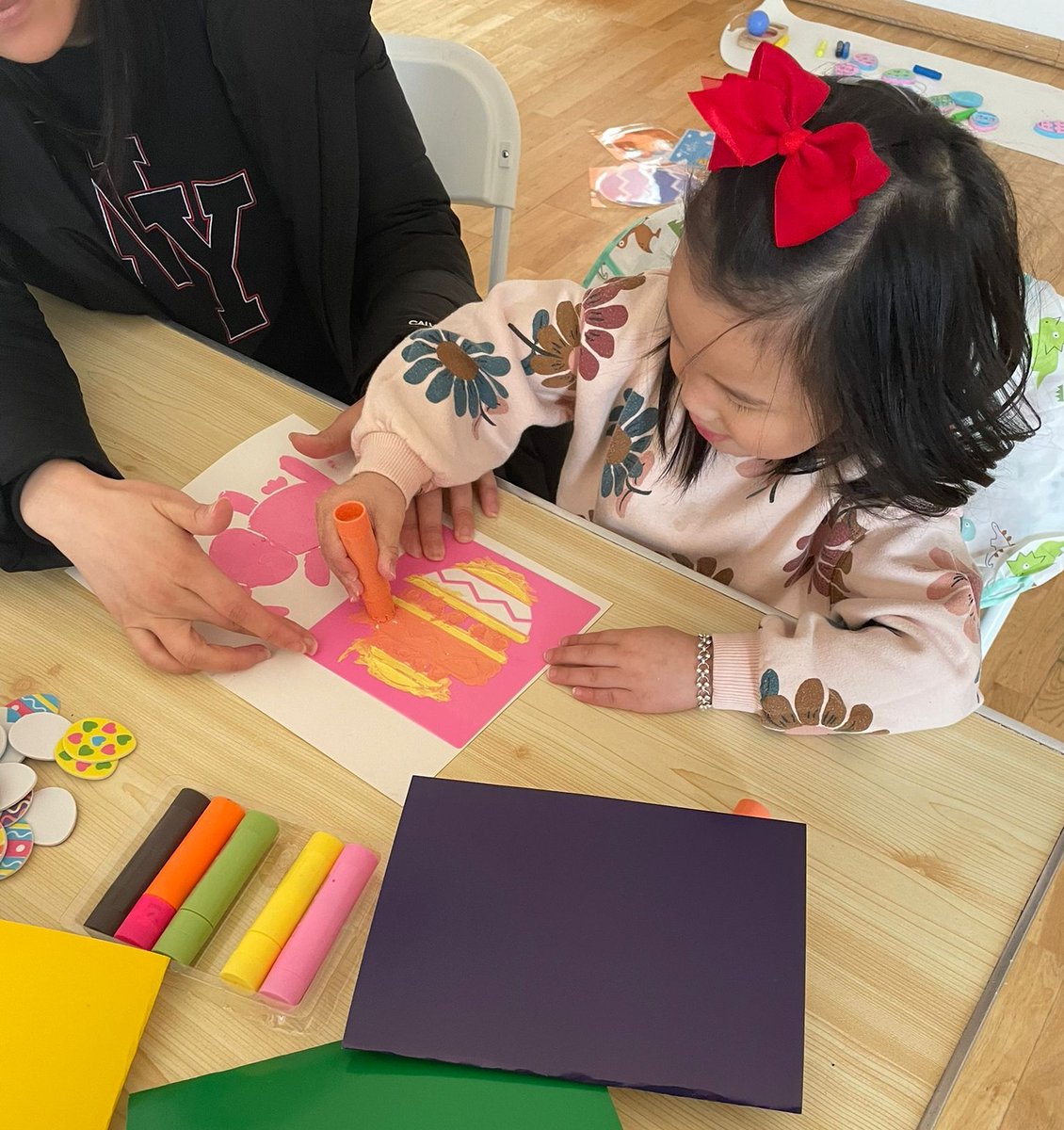 Our PEEKaboo Play Cafe little ones had the best time last week exploring all things Easter & spring. We showcased our creativity with our easter bonnets & cards making. We also had a visit from our friend the Easter bunny throughout the week to gift some yummy chocolate eggs 🐰