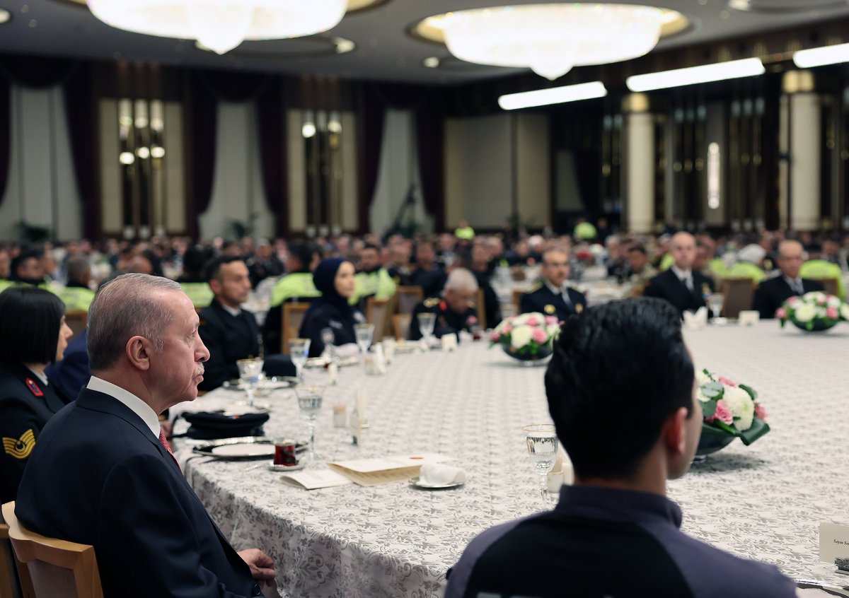 Cumhurbaşkanımız @RTErdogan, iftar programında Emniyet, Jandarma, Sahil Güvenlik mensupları ve korucular ile bir araya geldi. “Türkiye'nin ve bölgenin geleceğinde teröre yer olmadığını dost-düşman herkese göstermekte kararlıyız.”