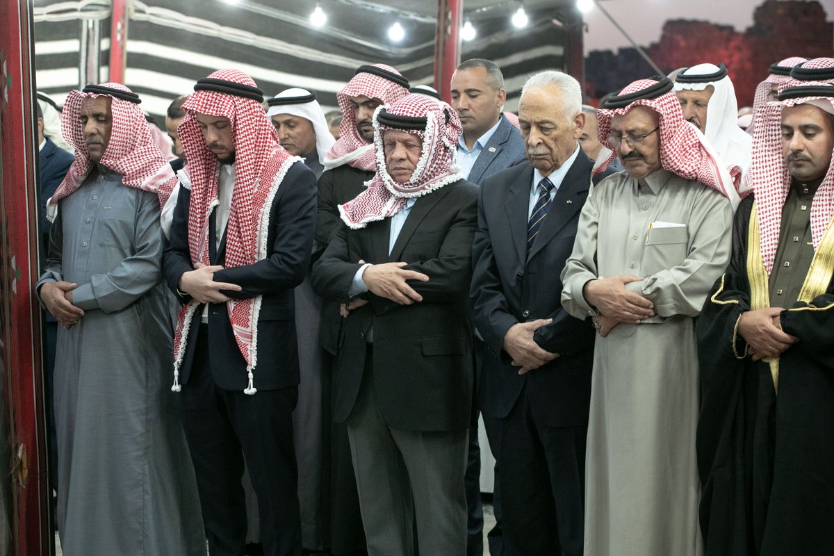 RHCJO's tweet photo. جلالة الملك عبدالله الثاني يلتقي وجهاء وممثلين عن أبناء #البادية_الشمالية في موقع أم الجمال الأثري، بحضور سمو الأمير الحسين بن عبدالله الثاني، ولي العهد، ويؤكد ضرورة البناء على الفرص المتاحة في البادية الشمالية لتمكين الشباب وتفعيل دورهم في بناء مستقبل #الأردن 
#على_العهد25 https://t.co/xgeWjkv5pV