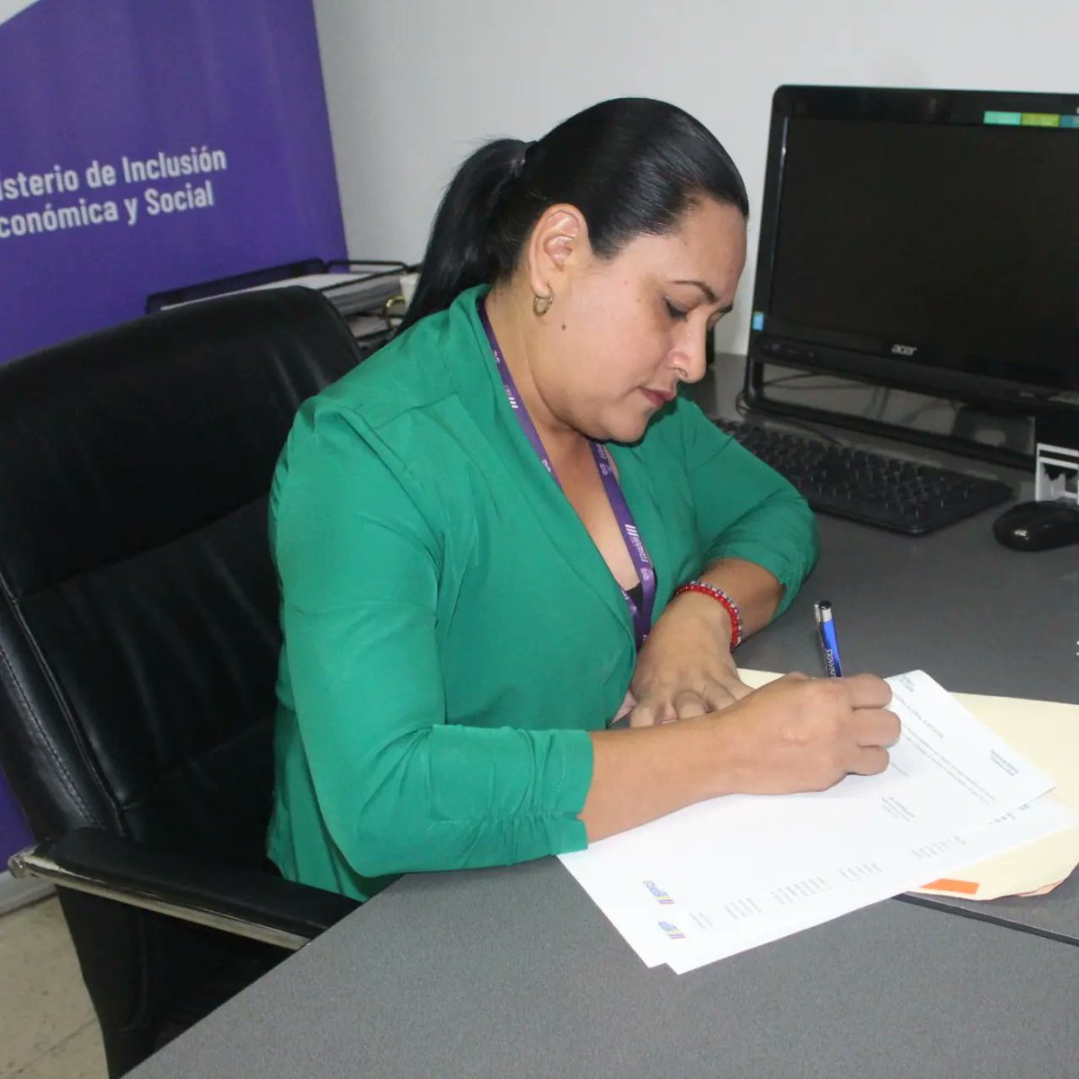 QuevedoInclu24's tweet photo. #Quevedo | katerine Hoyos Directora Distrital #MIES firmo convenio junto a la representante legal de la fundación "Reina de Quevedo", este convenio beneficiará a 54 niñas y niños del centro de desarrollo infantil (CDI) "Pequeños Gigantes".

#ElNuevoEcuador https://t.co/xXWNqAWCup