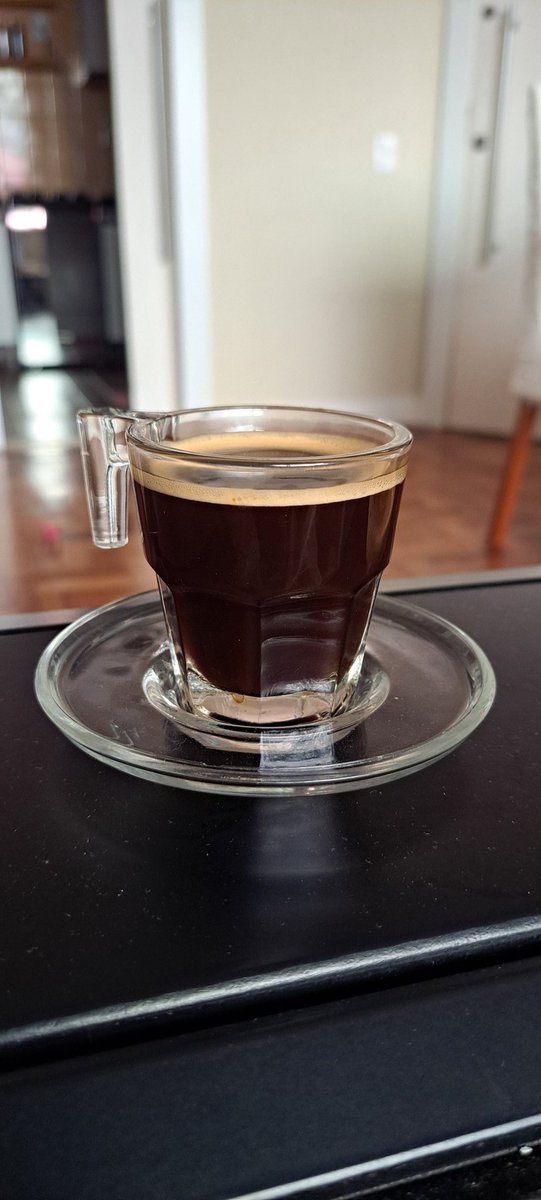 pollysa10's tweet photo. Terceiro cafezinho da tarde pra poder aguentar o dia mais longo da semana https://t.co/z7EQvyU8Ry