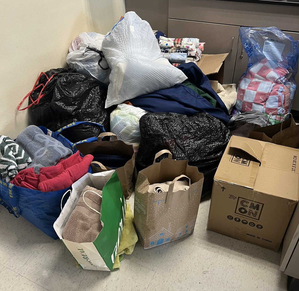 Donation drive for the dog shelter off to a good start…keep the towels & blankets coming! Thanks in advance! @DeSmetJesuitHS @DeSmet_Baseball