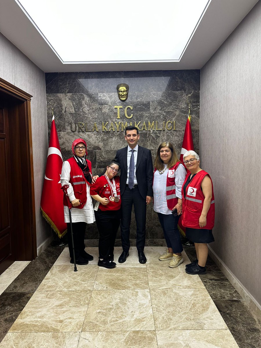 2 Nisan Otizm Farkındalık Haftası etkinlikleri çerçevesinde Esrar Komen Özel Eğitim Okulu Öğrencileri ve Kızılay Hayata Bağlan Projesi Öğrencilerinden  Trisonome Games 2024 Şampiyonasında 3 Bronz Madalya sahibi Selin DURGUT Kaymakam Mustafa GÖZLET' i ziyaret etti.