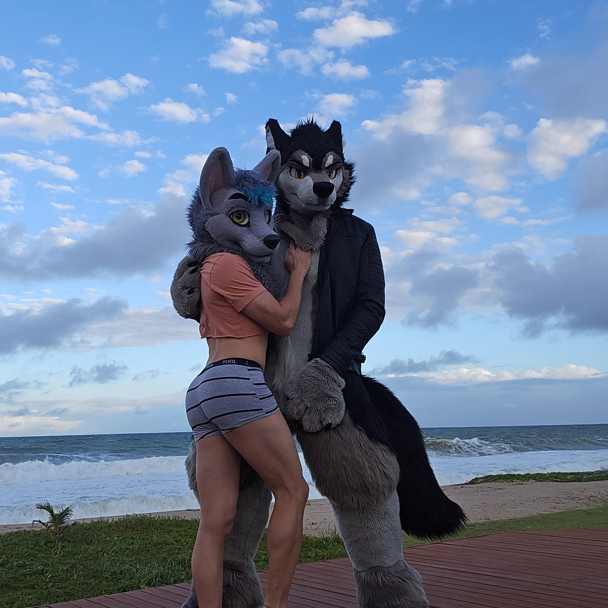 Wind was kinda cold, so I found me a big woof for shelter! ... Or maybe I'm under-dressed.😇 @tsumef4n