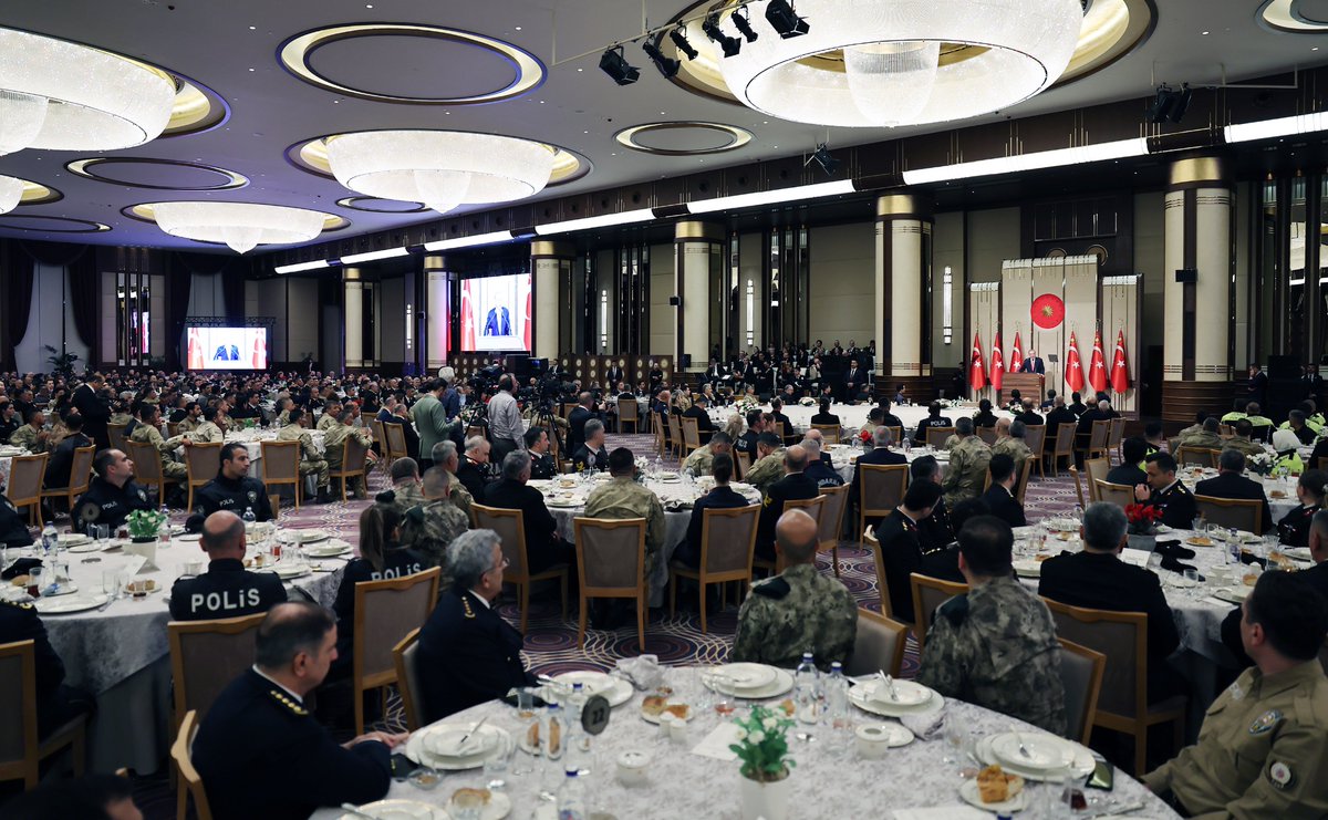 Bu akşam davetimize icabet ederek iftarını bizimle paylaşan Polis, Jandarma ve Sahil Güvenlik Teşkilatlarımızın kıymetli mensuplarıyla güvenlik korucularımıza teşekkür ediyorum. Rabbim sizleri her türlü beladan, kazadan, saldırıdan muhafaza eylesin.