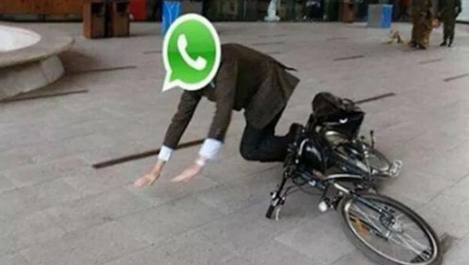 StillRollinTho's tweet photo. People coming to Twitter to see if #WhatsApp is down https://t.co/ryldJxYKAr