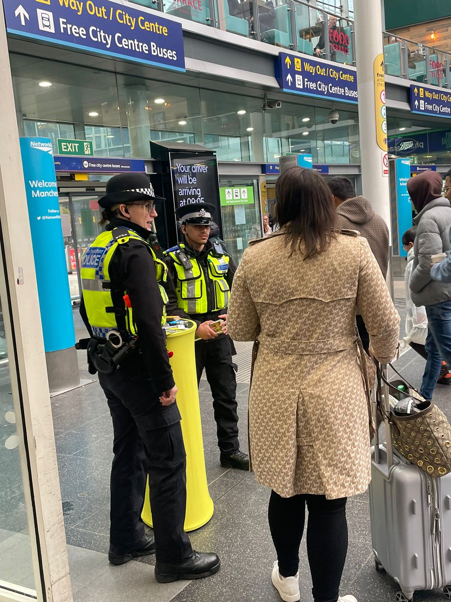 Officers from our #neighbourhoodpolicing team and response teams are out on high visibility patrols at @NetworkRailMAN this afternoon, preventing crime and engaging with passengers to raise awareness of our efforts to tackle violence and intimidation against women and girls. 🚂🚔