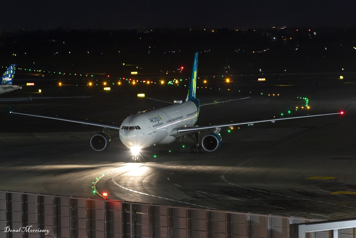 Aer Lingus @Airbus A330-302 EI-EIN arriving into @JFKairport Sept 2022 with Taoiseach Micheál Martin on board for UNGA. This was a replacement aircraft as original A330 EI-FNH received a bird strike shortly after takeoff and returned to Dublin. #avgeek #aviation #airline #airbus