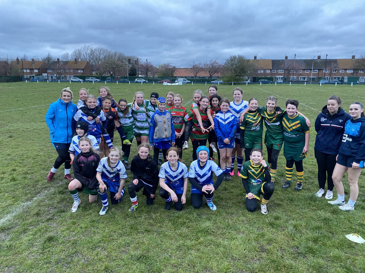 Fantastic evening delivering an open training session to the true age under 11s and 12s as we look to help community clubs recruit more player for their own girls teams. Great to see so many of the @COHDRL_Official clubs represented! #GirlsRL #RobinsTogether❤️🤍 #UpTheRobins🔴⚪️