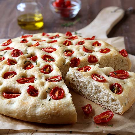 Every dimple filled with a juicy tomato 🍅 Light, chewy, topped with roasted tomatoes and fresh thyme. Roasted Tomato Focaccia recipe: bit.ly/3IxU9xy