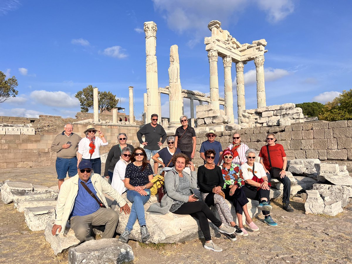 Herkesin Turist rehberi olabileceği , rehberlerlerin iş güvencesini yok eden bir yasa tasarısı..!sektöre yıllarını vermiş turizm bakanı<a href="/MehmetNuriErsoy/">Mehmet Nuri Ersoy</a> hazırladı meclise geldi Neden sayın bakanım neden? Rehber ve aileleriyle 100 bin kişi etkileniyor  #TuristRehberlerineKulakVer