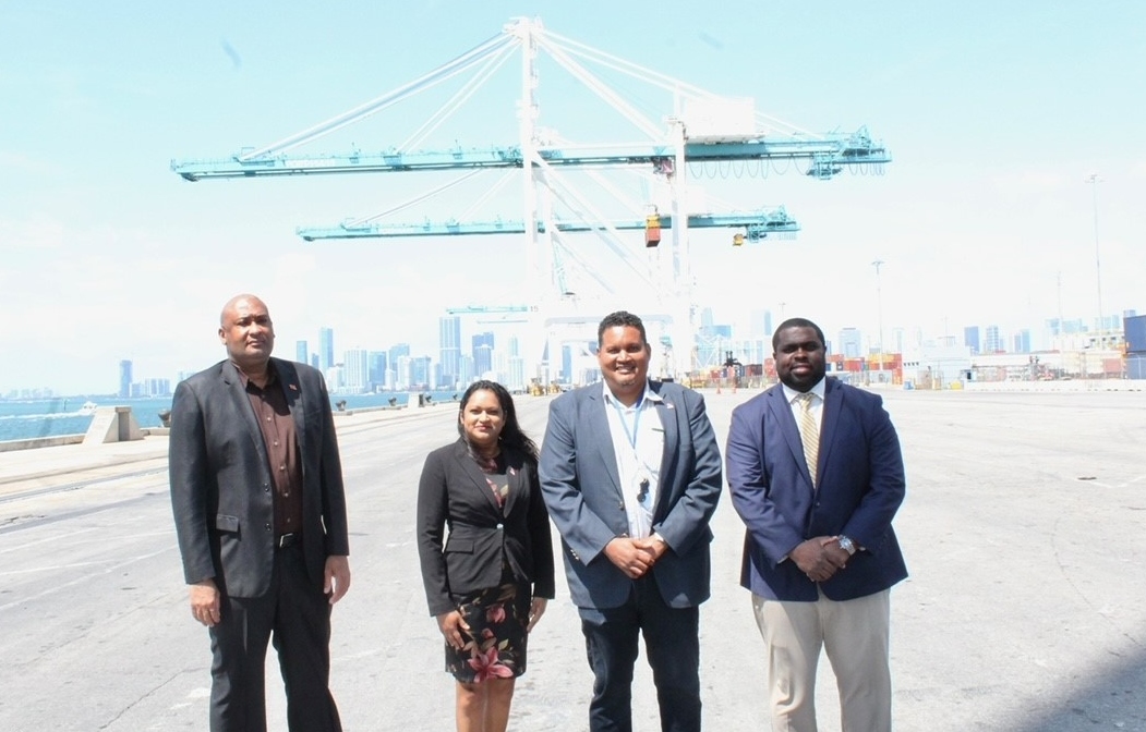 #PortMiami cargo development’s Sonless Martin met with a delegation from Trinidad and Tobago, including Darryl Smith, Reshma Dookie-Ramkissoon, and Kirk Sutherland. They also toured the facility and learned about the port’s import and export commodities and trade partners.