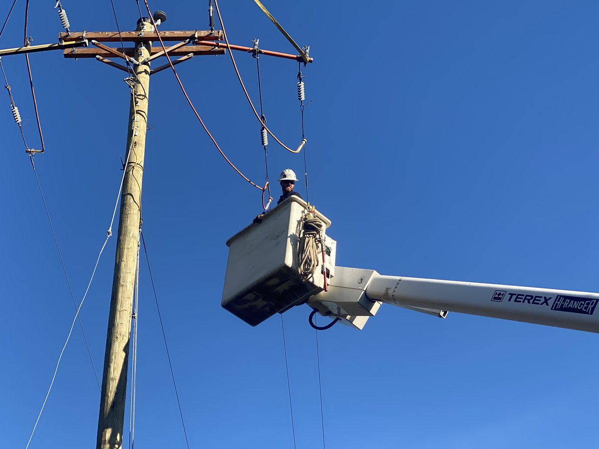 FarmersRECC's tweet photo. Keeping the lights on one line at a time! 💡 Our team successfully completed a line upgrade over the Cumberland Parkway on Friday! A huge thanks to our dedicated crews, employees and the Kentucky State Police for making it happen! 
#LineUpgrade #PowerLines #Teamwork #FarmersRECC https://t.co/bL1FRlfa4y