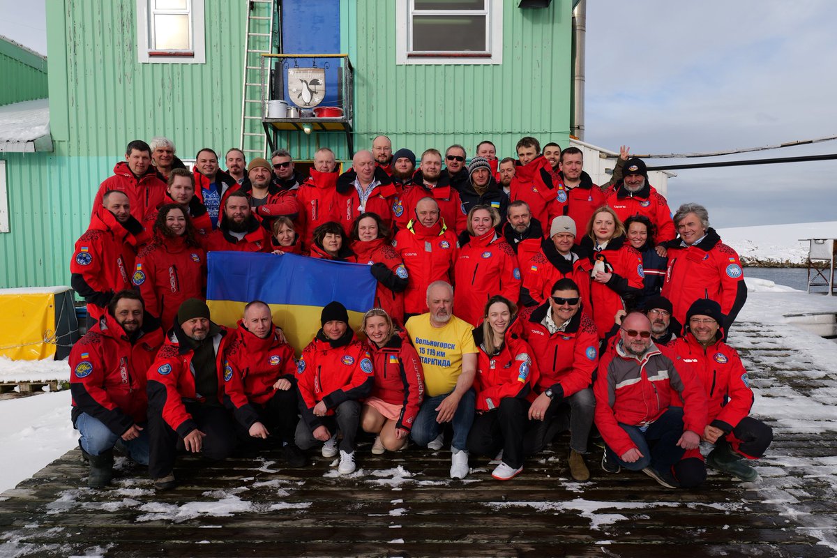 Some traditions during annual handover Vernadsky station to Nnew wintering team: - to sign acceptance act and transfer the 🔑 - to replace one Ukrainian flag with another one - to share the last advices of work and life in Antarctica and - to make a joint 📸 Good luck!