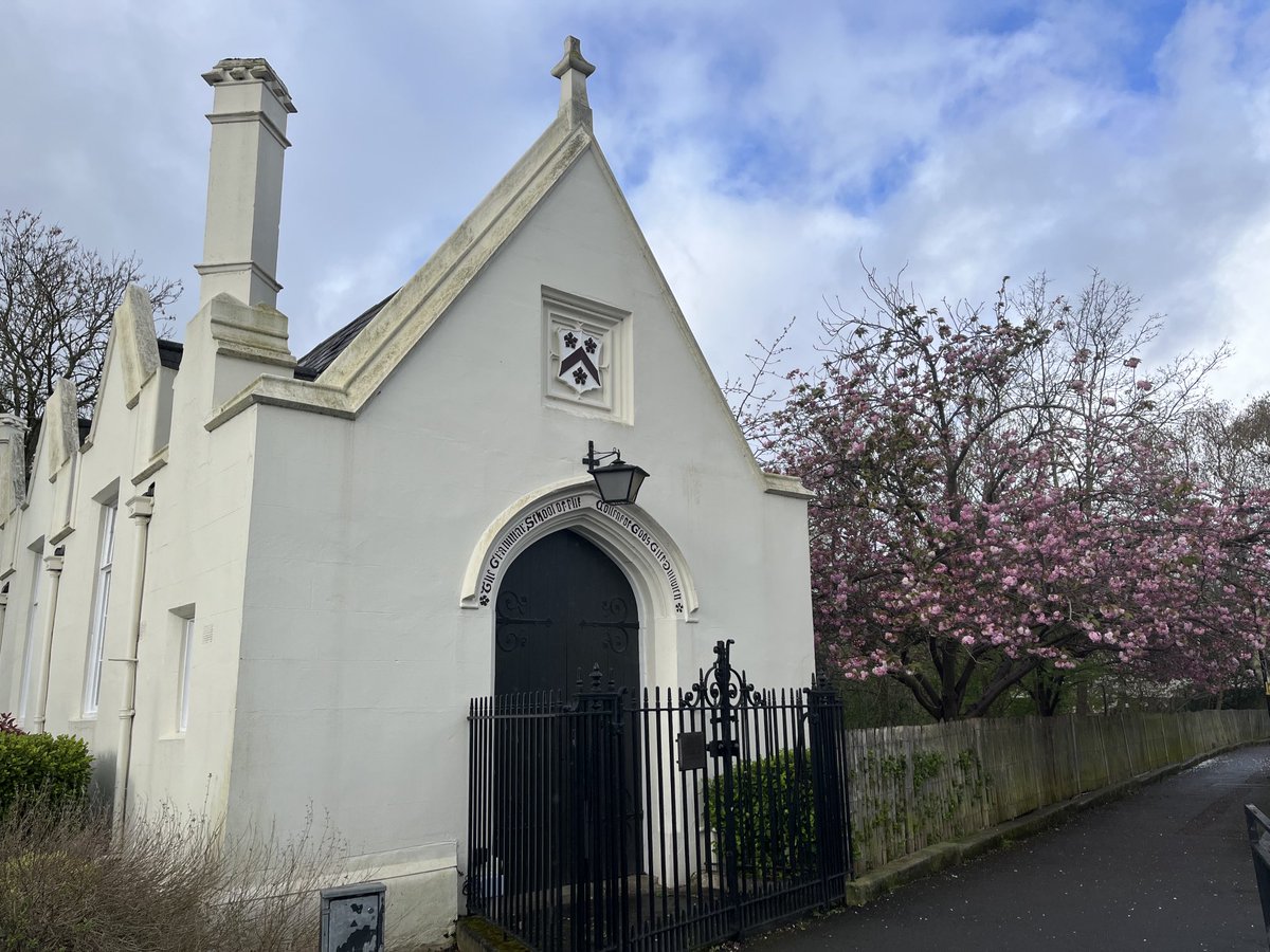 The Old Grammar School in #DulwichVillage looking beautiful in the sunshine this morning, next the last of the cherry blossom.
#ThisisDulwichVillage
#Dulwich