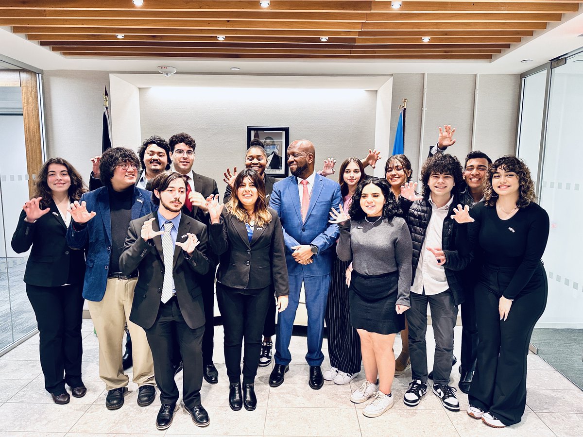 It's always a joy to spend time with the brilliant students from @fiu_sipa, who’re in New York for the 2024 Model @UN Conference. My advice to them: despite the present regrettable record of the UN in tackling major crises, avoid cynicism because it’s the doorway to corruption