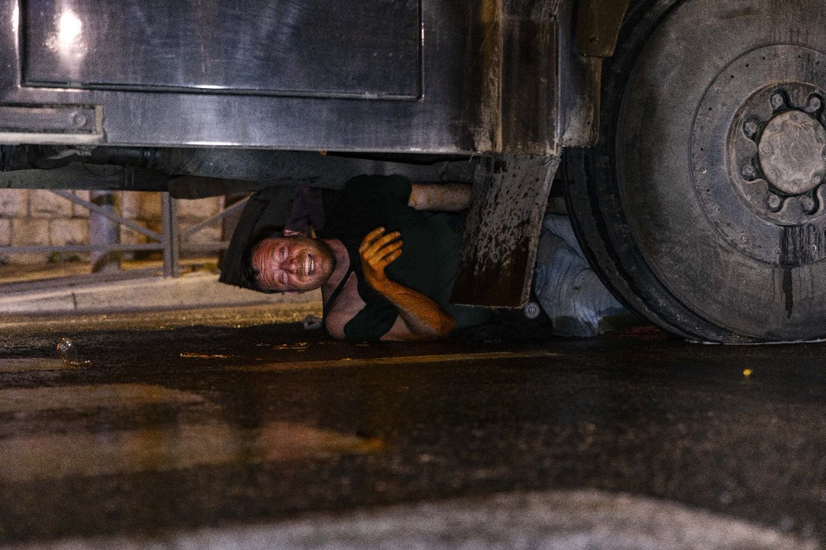 bar_peleg's tweet image. אלון גרוזוב  שהשתחרר ממילואים בגבול הצפון לפני חודש וחסם את המכת״זית אתמול אומר ל״הארץ״:

חסמתי את המכת״זית כדי שלא יפגעו במשפחות החטופים. ראיתי איך המשטרה גוררת את איילה מצגר על הרצפה. לא יכולתי לראות את זה. גם מפגינים שחוטפים בואש זה לא נעים אבל במיוחד משפחות החטופים. כשראיתי…