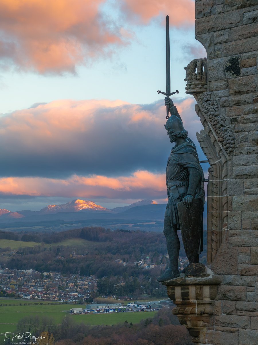 It's #WallaceWednesday! Here is a photo of the Wallace statue at sunrise with a snow and sun capped Stuc a'Chroin and Ben Vorlich in the distance - The National Wallace Monument in #Stirling 

#WallaceMonument #Scotland #VisitScotland #VisitStirling #TheKiltedPhoto…