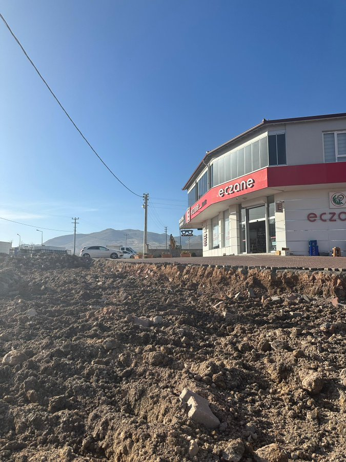 darkwebhaber's tweet photo. AKP’li Niğde Bor Belediye başkanı Serkan Baran mazbatasını almasının ardından yaptığı ilk iş, kendisinin karşısına MHP’den aday olarak çıkan Sıtkı Erat’a ait eczane dükkanının önünü kazıp bırakmak oldu. https://t.co/jEa2uHbAsu