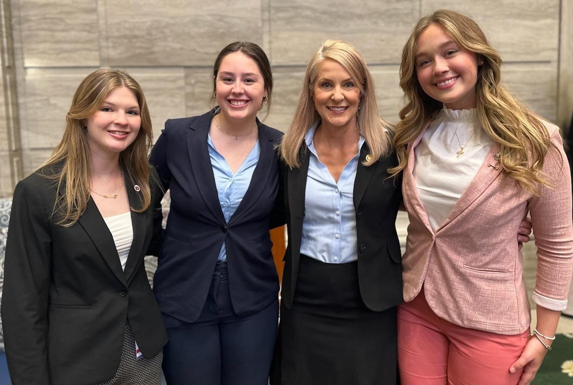 Met a few of the young ladies featured in the documentary 'Girls State' including Anna Chellis of Kirkwood. Watch the trailer here: youtu.be/F5GTaV7oZ2g?si… #moleg