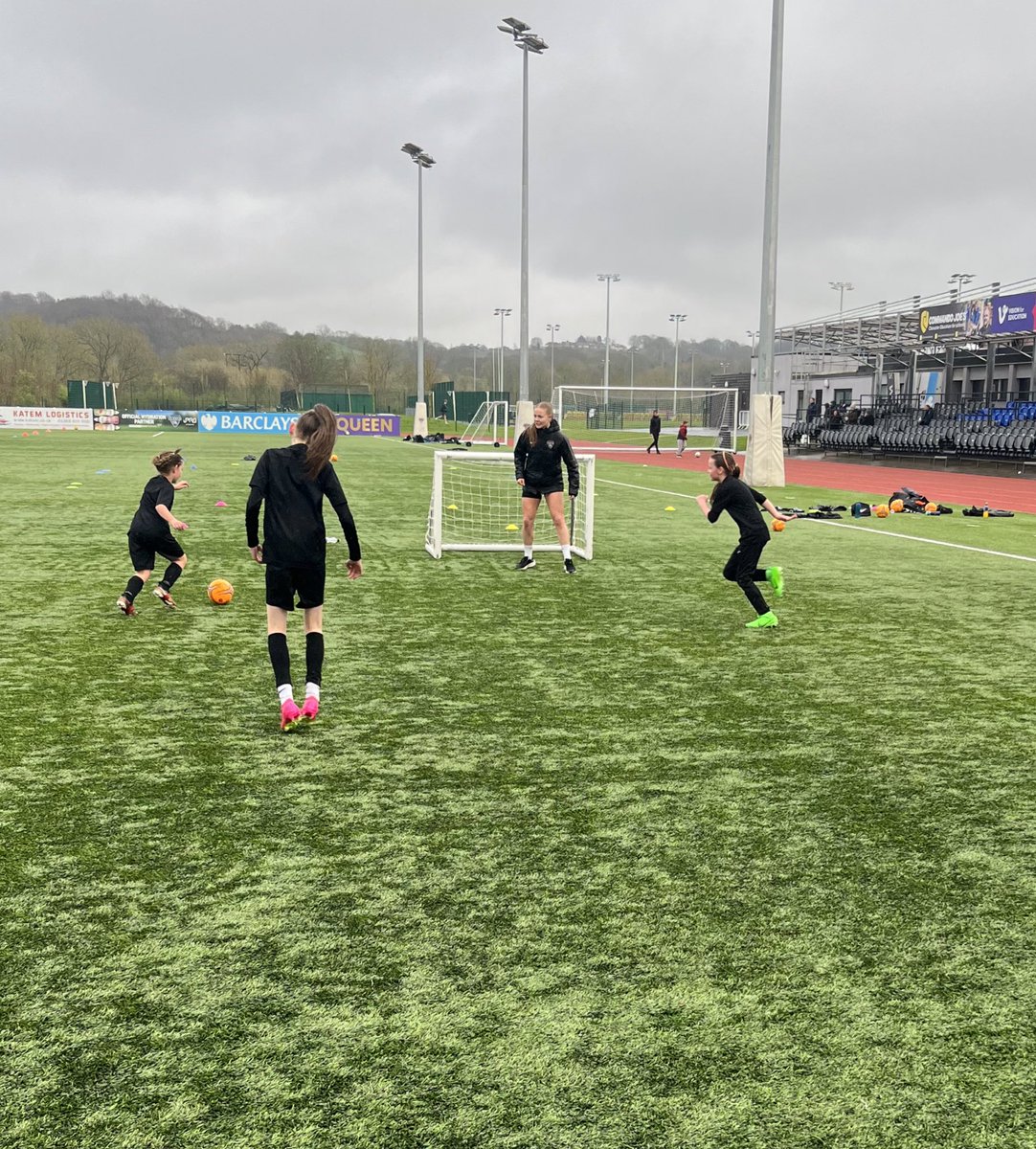 First-team duo @saoirse_noonan and @l_crosthwaitee joined our U10 team at training tonight! Inspiring the next generation 🤩