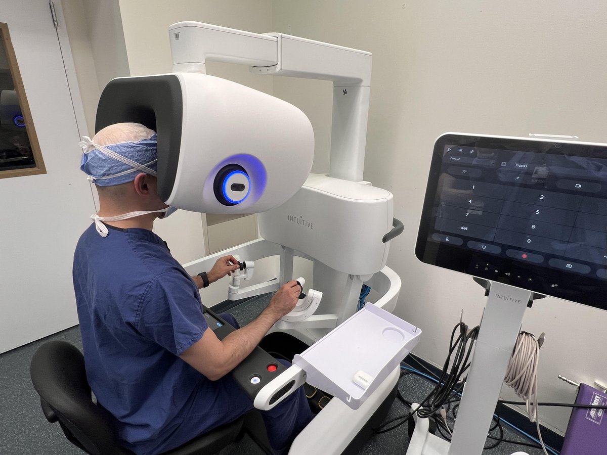 DV5 from @IntuitiveSurg first case, first impressions. I have parts of my DNA that force me to be a baseline curmudgeon. Still, it's a clear improvement and overall I'm impressed! Here are some top level thoughts: 1. I can finally sit up straight: Ok, this is the thing I'm