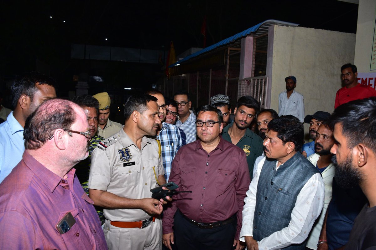 DrGopal_Sharma's tweet photo. कांवटिया अस्पताल में प्रसव से संबंधित मामले में प्रशासन की गंभीर लापरवाही सामने आने पर अस्पताल का दौरा किया और जिम्मेदार ड्यूटी डॉक्टर्स और स्टाफ के खिलाफ सख्त कार्रवाई के निर्देश दिए। 

साथ ही संबंधित अधिकारियों को भी निर्देशित किया कि ऐसे मामलों की पुनरावृत्ति किसी भी सूरत में नहीं होनी चाहिए।

अपने कर्तव्य और मानवीय सेवा के नाते त्वरित और उचित उपचार उपलब्ध कराना अस्पताल प्रशासन की प्राथमिकता होनी चाहिए, इसमें लापरवाही असहनीय और अक्षम्य है। 

मैं क्षेत्रवासियों को भी आश्वस्त करता हूं कि दोषियों के खिलाफ सख्त कार्रवाई की जाएगी। नागरिकों के अधिकार और गरिमा की रक्षा के लिए राजस्थान की भाजपा सरकार सदैव प्रतिबद्ध है।

#GopalSharma #CivilLines #Jaipur