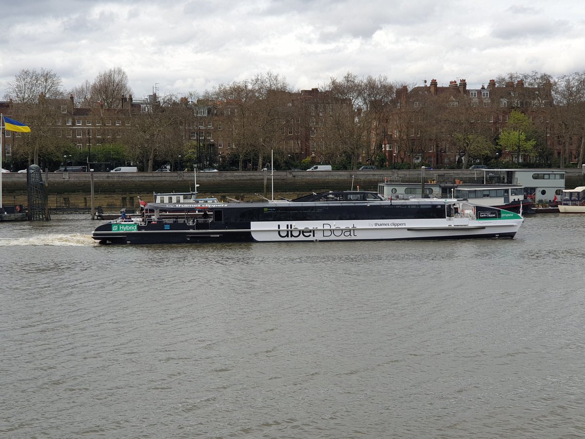 Earth Clipper heading downstream from Cadogan Pier. Uber Boat by Thames Clippers first hybrid ferry @thamesclippers @WightShipyard #riverthames #lifeonthethames #thamespath #tidalthames #lifeinlondon