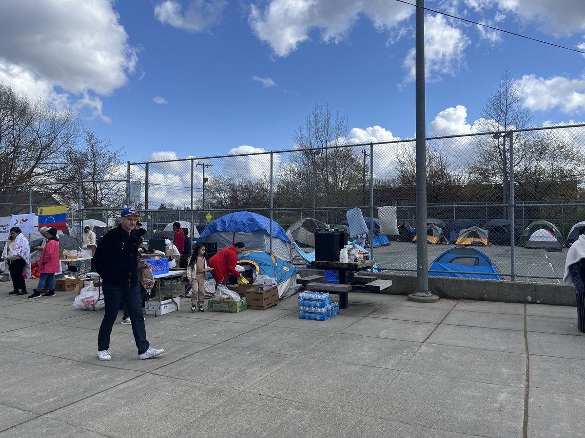 JeremyHarrisTV's tweet image. NOW: A migrant camp is being set up on the tennis courts at Garfield High School in Seattle. This is the group that was living in a hotel in Kent for the last few months. Our @JackieKentNews is up there now gathering info. komonews.com/news/local/sea…