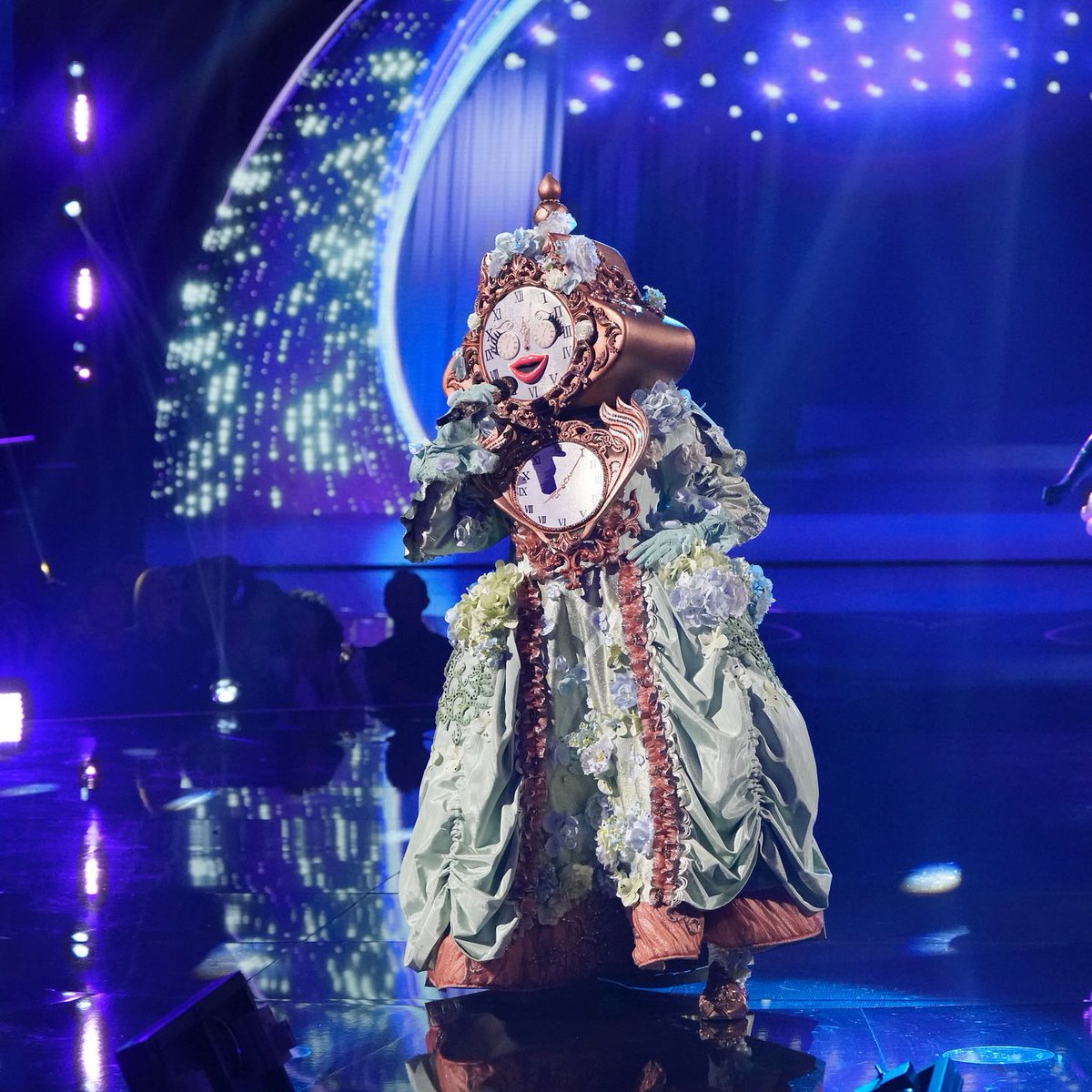 MaskedSingerFOX's tweet image. #ClockMask, #LizardMask, and #PoodleMothMask are BACK for one last battle to determine the Group C champion! Don't miss the potential double elimination TONIGHT on an all-new episode of #TheMaskedSinger!