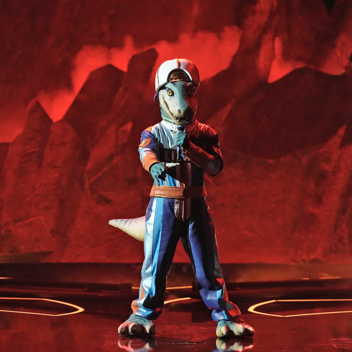 MaskedSingerFOX's tweet image. #ClockMask, #LizardMask, and #PoodleMothMask are BACK for one last battle to determine the Group C champion! Don't miss the potential double elimination TONIGHT on an all-new episode of #TheMaskedSinger!