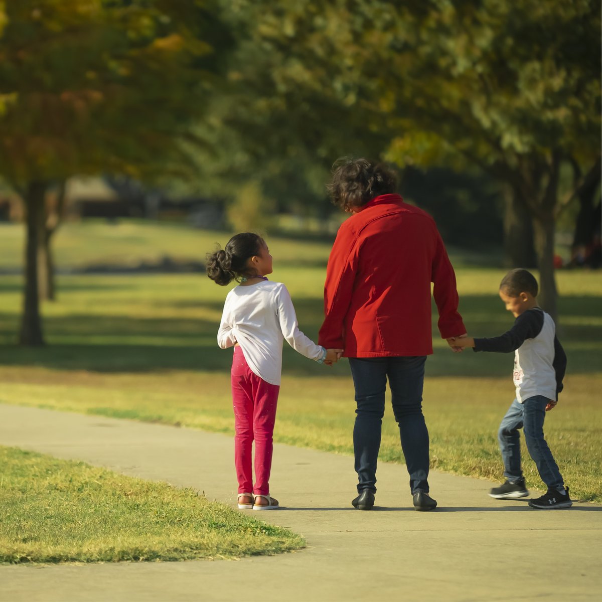 Una pequeña caminata de 15 minutos puede significar una gran diferencia en su salud y en cómo se siente. ¡Este #DíaNacionalDeLaCaminata camine más y estresese menos! #WalkingDay @American_Heart