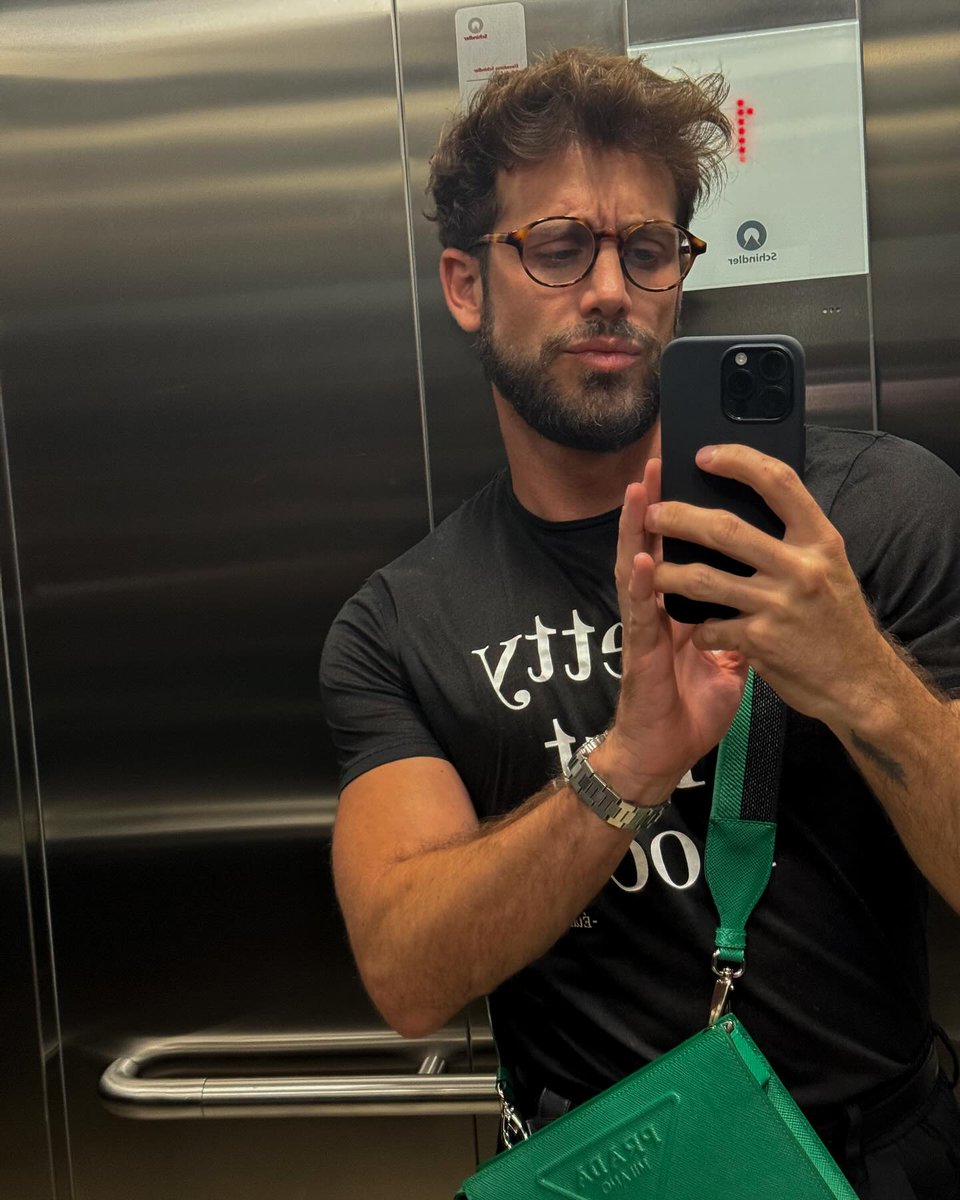 No puede faltar la bonita selfie del elevador, deja tu ❤️ si te gusta este guapo. 📸: @lambgarcia