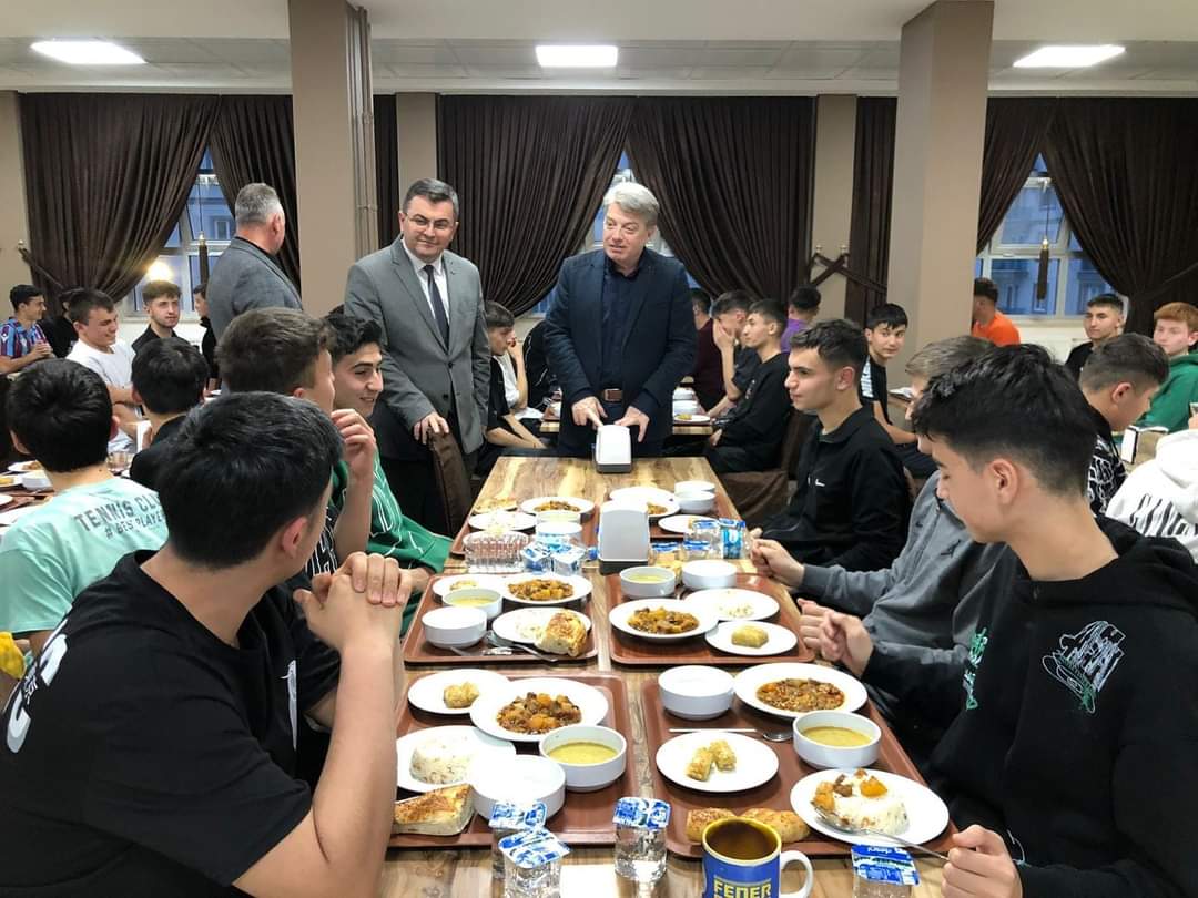 Gökhan Melikoğlu (@gmelikoglu) on Twitter photo Altınordu Kaymakamımız Sayın Erkan Karahan, İlçe Milli Eğt. Müdürümüz Sayın Onur Bekyürek, İlçe Milli Eğitim Şube Müdürümüz Sayın Sezai Okutan ile birlikte okulumuz pansiyonunda kalan sevgili öğrencilerimizle iftar yemeğinde bir araya geldi.
<a href="/tcmeb/">Millî Eğitim Bakanlığı</a>
<a href="/OrduTOBB_MTAL/">ORDU TOBB MESLEKİ VE TEKNİK ANADOLU LİSESİ</a> <a href="/altinordu_mem/">Altınordu İlçe Milli Eğitim Müdürlüğü</a> Altınordu Kaymakamımız Sayın Erkan Karahan, İlçe Milli Eğt. Müdürümüz Sayın Onur Bekyürek, İlçe Milli Eğitim Şube Müdürümüz Sayın Sezai Okutan ile birlikte okulumuz pansiyonunda kalan sevgili öğrencilerimizle iftar yemeğinde bir araya geldi.
<a href="/tcmeb/">Millî Eğitim Bakanlığı</a>
<a href="/OrduTOBB_MTAL/">ORDU TOBB MESLEKİ VE TEKNİK ANADOLU LİSESİ</a> <a href="/altinordu_mem/">Altınordu İlçe Milli Eğitim Müdürlüğü</a>