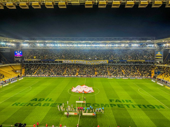FootballTalkHQ's tweet photo. The pitch before Fenerbahçe vs. Adanademirspor match.   

Fenerbahçe is protesting the Turkish Football Federation and their manipulated referees. 🇹🇷 https://t.co/xCZb43qsHB
