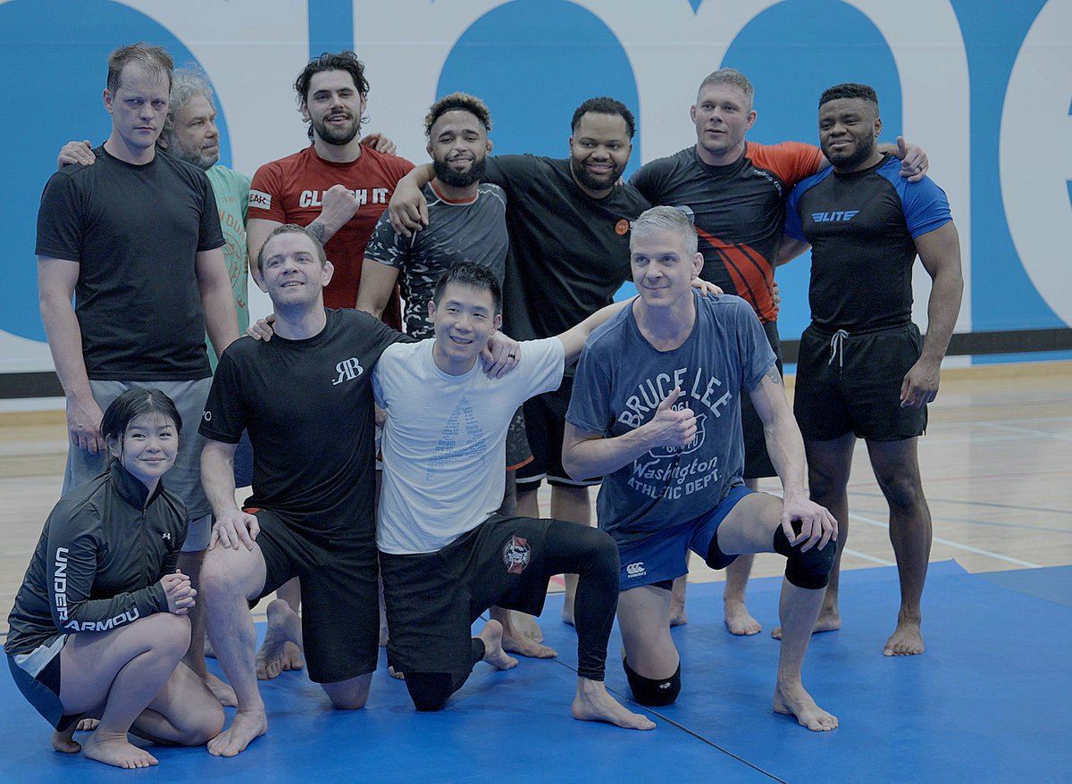 Great training at <a href="/EASPORTSUFC/">EA SPORTS UFC</a> Headquarters! Pictured here are 4 BJJ black belts, a high level wrestler, and 2 blue belts.

When you see someone say the devs don't know the sport or train, issa lie...