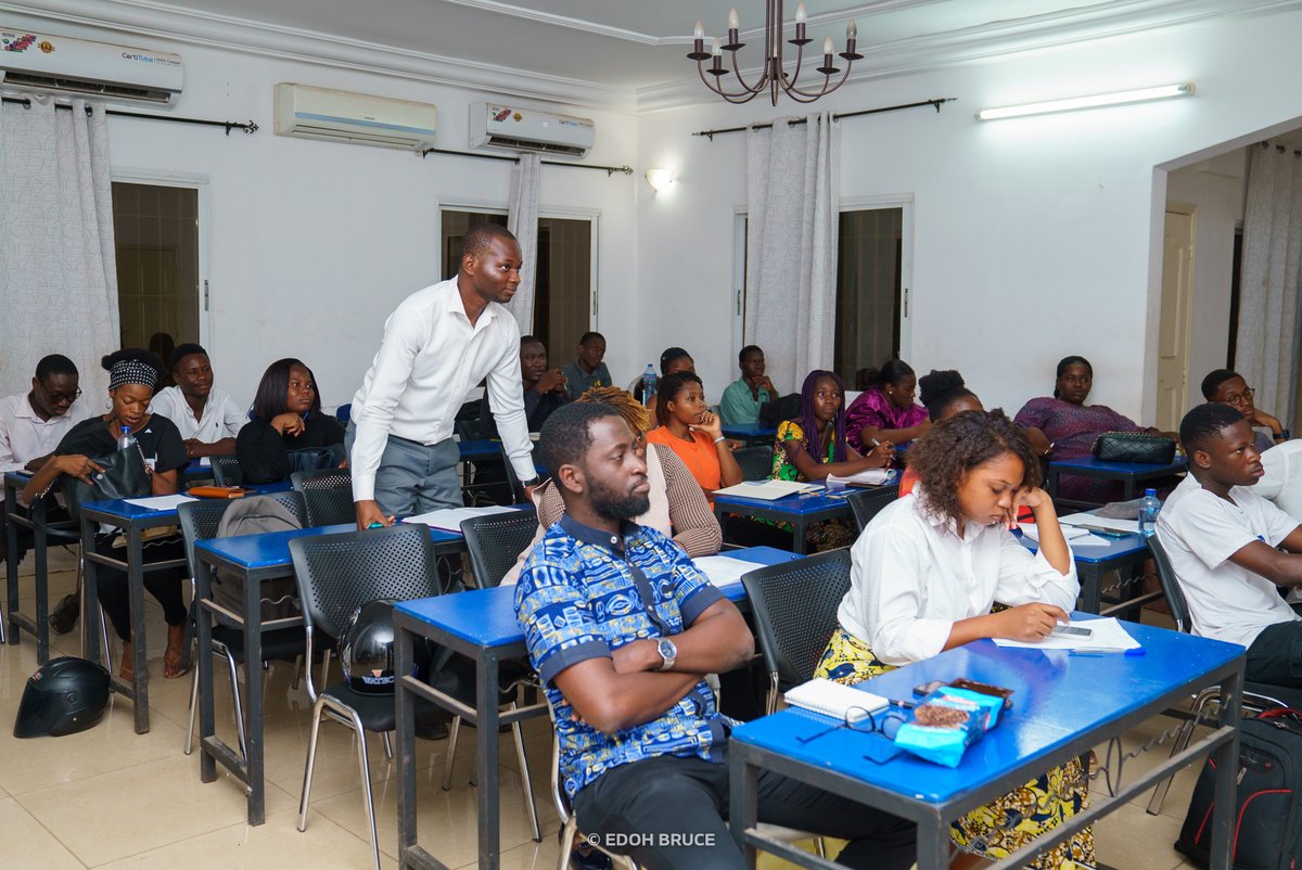 mawutowoulawson's tweet photo. Le Digital Marketing Bootcamp .for Business en 4 photos🎉

Merci @bede_lawson pour ESCEN
Merci @petitdekpe, @Olsen_Prince d'avoir laissé vos activités pour moi
Merci @efysaboutey d'avoir répondu présent malgré les occupations

Que l'histoire retienne que ça a superbement bien été https://t.co/61dLACFb40