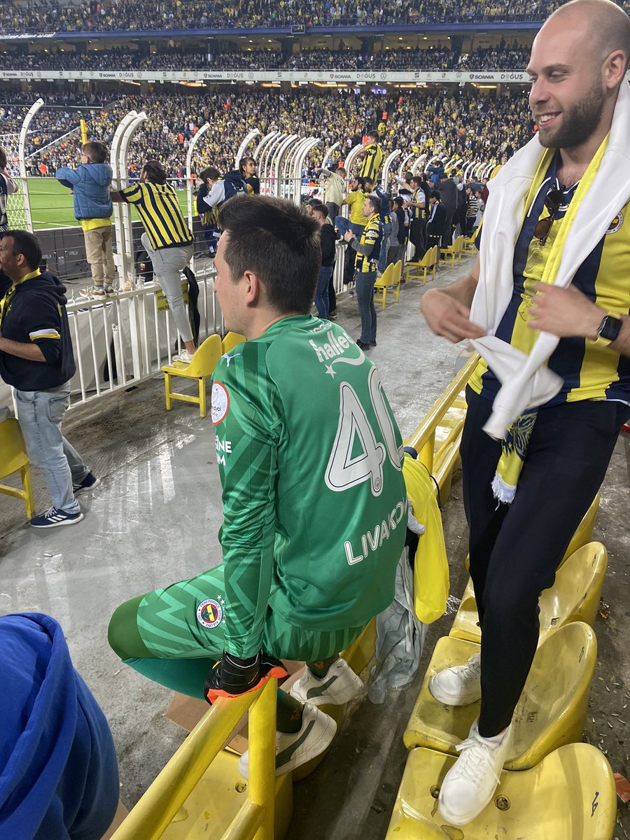 Livakovic tribünden izliyor maçı aq😁