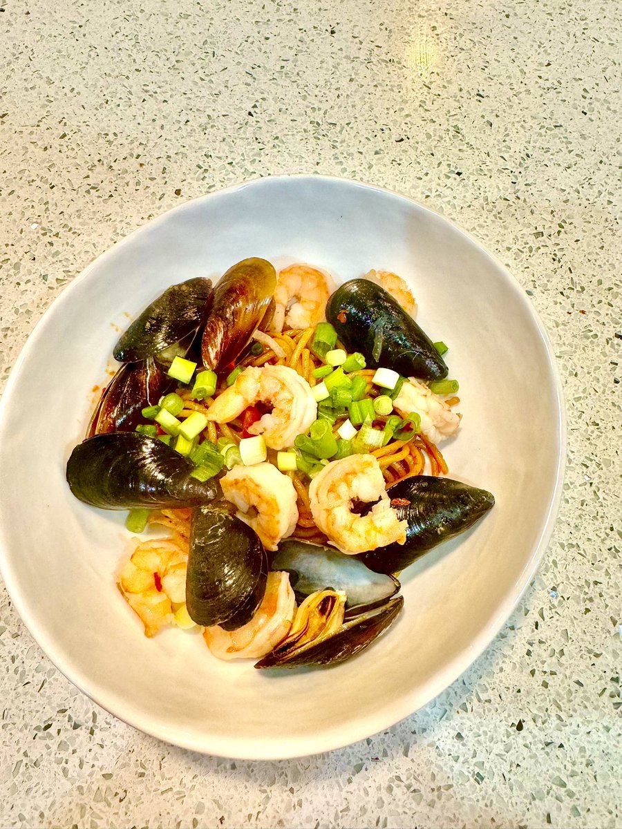 Garlic Hong Noodles with shrimp and mussels.