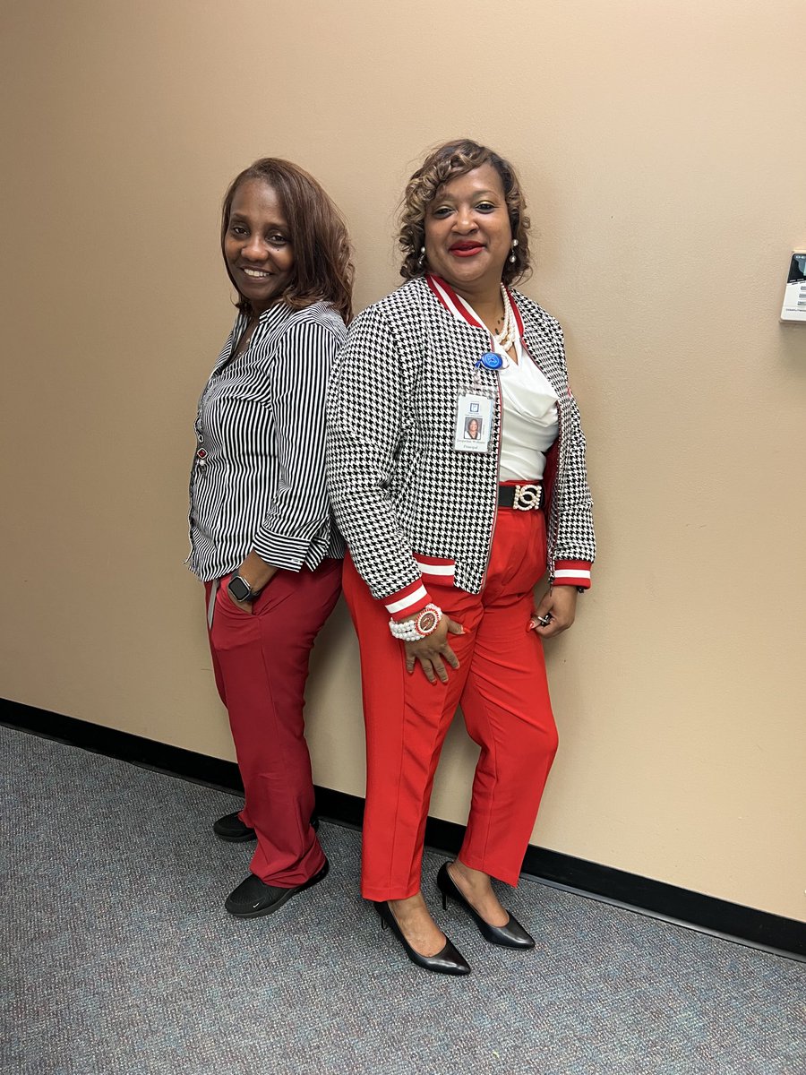 Happy Assistant Principal Appreciation Week to Mrs. Angela Wallace. Thank you for all your hard work and dedication to the staff and students! We were twinning today! ⁦@FoxRoadES⁩ ⁦@AngelaFoxIB⁩