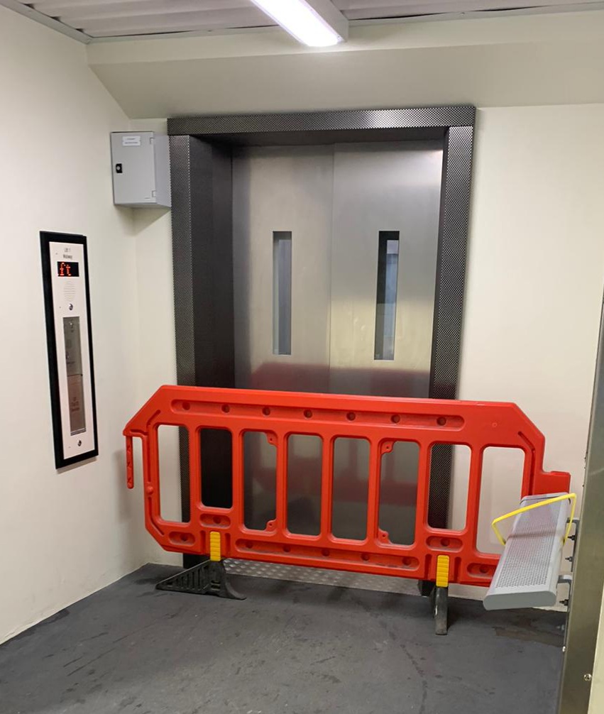 .@SouthernRailUK took Platform 1 lift at Streatham station out of passenger service again at the end of last week, in order to replace valve controlling the hydraulic ram It's hoped replacement part will be delivered & installed by Fri 5 Apr They apologise for any inconvenience